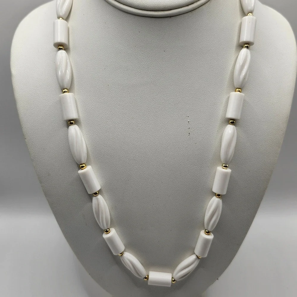 Vintage White Acrylic Beaded Necklace Gold Tone Spacer Accents Barrel‎ Swirl